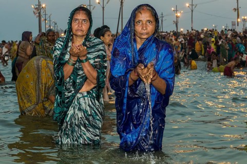 Women taking a bath in the Sangam
