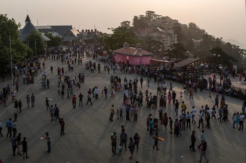 Pedestrians on Mall Road