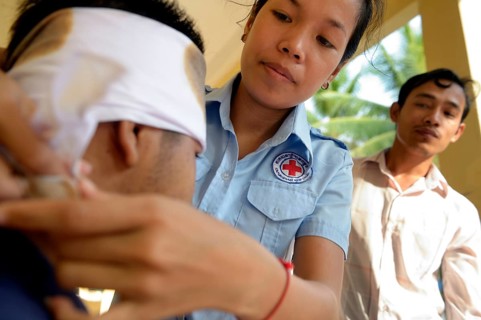Young woman applying a head bandage