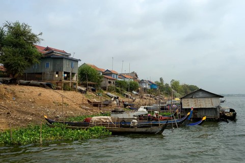 Bank of the river Prek Tnort with fishing boats and stilt houses