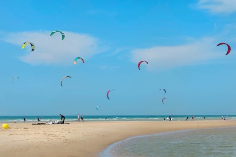 Kite surfers on Wissant Beach