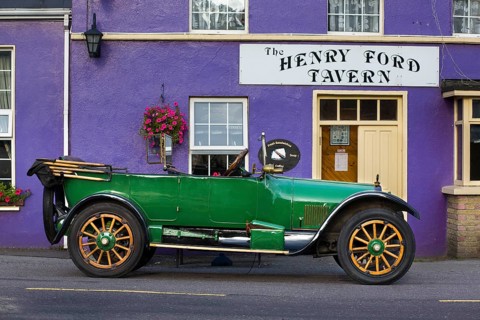 Model T Ford Touring 1923 in front of "The Henry Ford Tavern"
