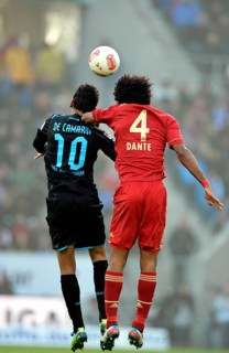 Duel to head the ball between Igor de Camargo