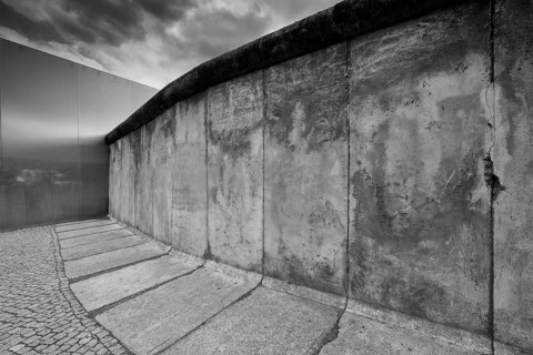 Enclosing steel wall and wall remains