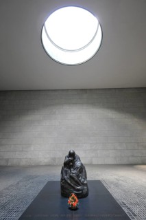 Memorial sculpture