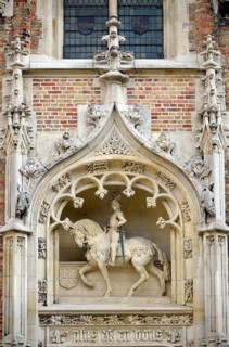 Equestrian figure above the entrance to the Gruuthusemuseum