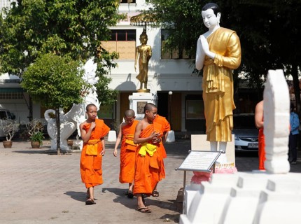 Young monks in the courtyard of the Wat Phra Singha temple