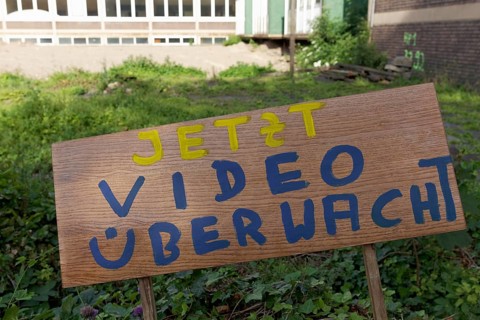 Handwritten sign "jetzt videoueberwacht"