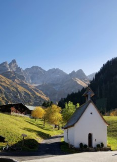 Chapel in Einoedsbach with Maedelegabel mountain