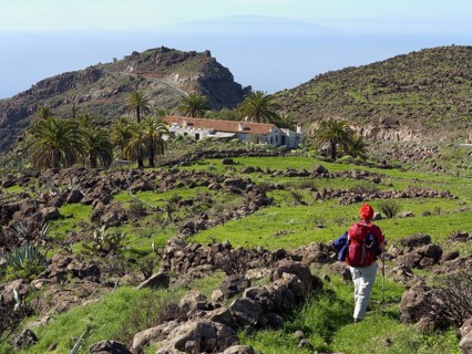 Woman hiking on the Lomo de Sabinilla