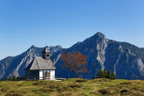 Chapel on Postalm alpine pasture with Rinnkogel Mountain