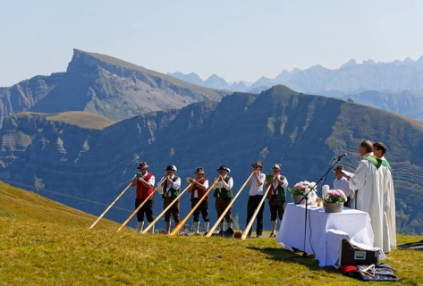 Mountain mass during a meeting of alphorn players