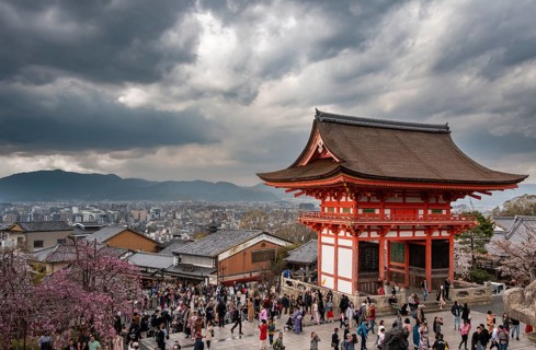 Western gate of the Kiyomizu-dera temple