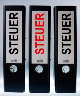 Three file folders labeled "Steuer"