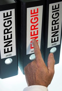 Hand pointing to a ring binders labeled Energie
