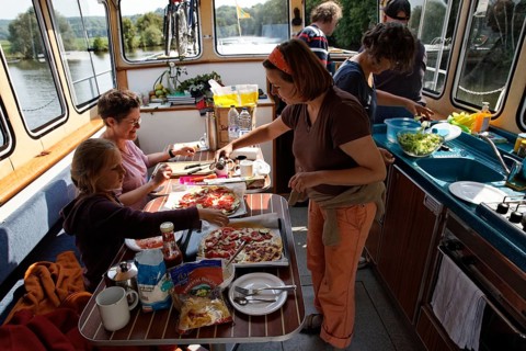 Joint preparation of lunch in the lounge of a Penichette houseboat on the Saône River