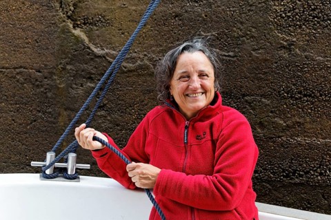 Holidaymaker holding a rope to secure the boat in the lock chamber
