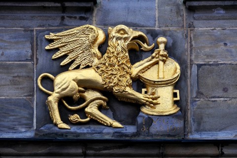 Gold-coloured griffin with a mortar