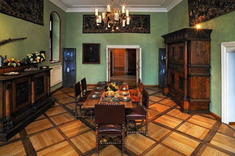 Dining room with furniture from the 16th century