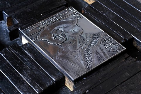 Clamped printing plate in a relief printing press for printing woodcuts