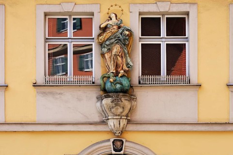 Statue