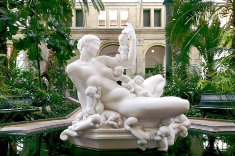 Skulpture in the central hall