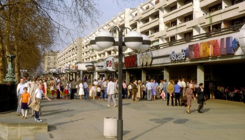 Queue in front of the Eiscafé Kristall ice cream parlour in Dresden Neustadt