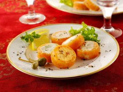 Salmon Rolls with smoked salmon and peppers stuffed with cream cheese