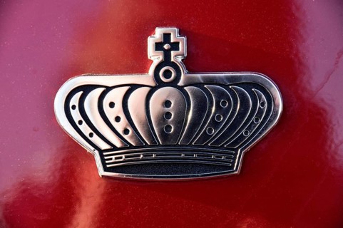 Logo of a crown on a vintage Citroën Traction Avant