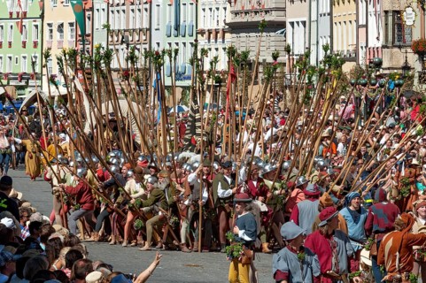 Mercenaries with lances in a hedgehog position