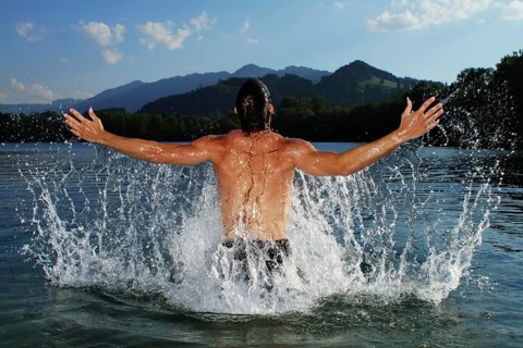 Man splashing about in a lake in Sonthofen