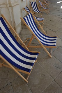Sun chairs in front of a cafe