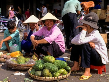 Market vendors with conical hats or Non La