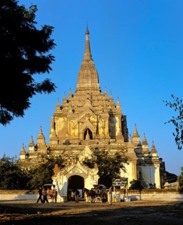 Horse-drawn carriage in front of Gawdawpalin Temple