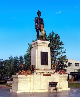 Monument with a statue of King Meng Rai