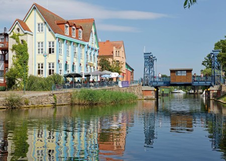 Lift bridge