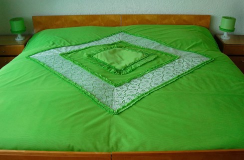 Double bed with a green bedspread