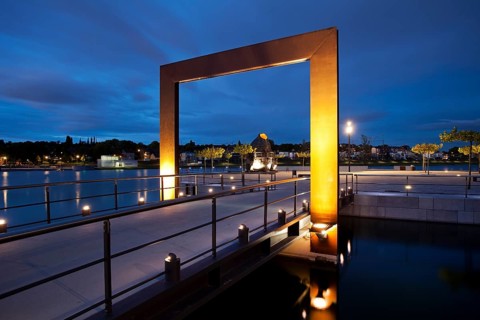 Illuminated promenade with the Thomas Smelting Furnace on Kulturinsel