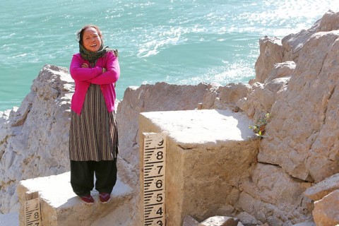 Water level guard standing at the gauge of the Karnali Ghaghara river