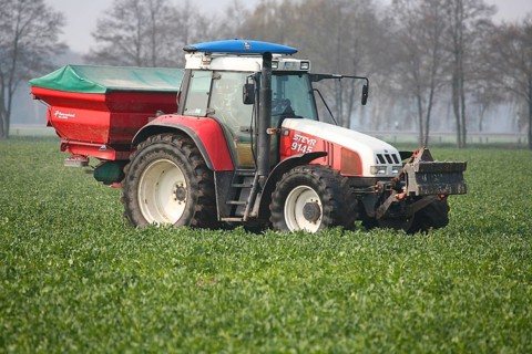 Fertilizer spreader