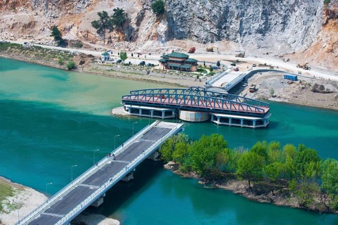 Newly constructed swing bridge over Buna River
