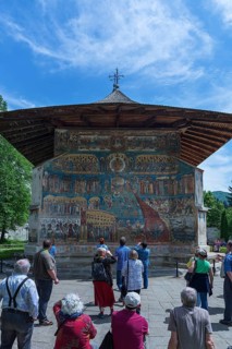 Tourists in front of wall frescoes