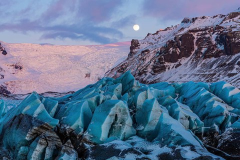 Full moon over Svinafellsjokull