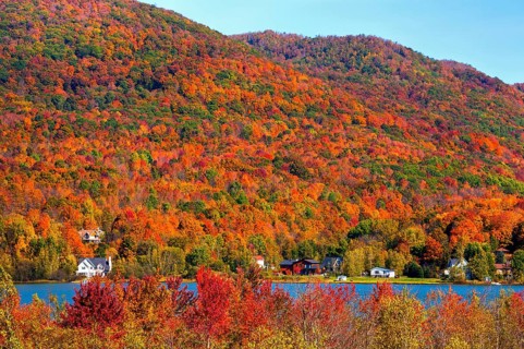 Lac Bromont in autumn