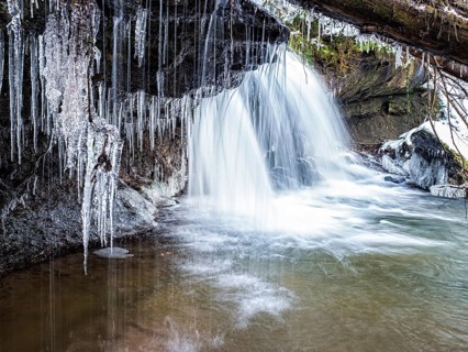 Strumpfelbach brook with icicles in winter