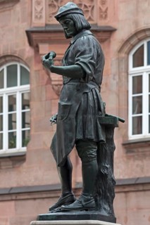 Fountain sculpture of Peter Henlein
