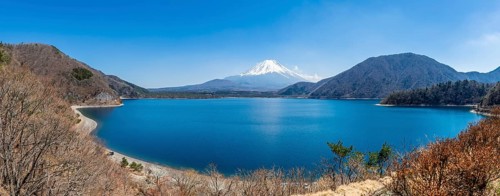 View over a lake to the volcano Mt Fuji