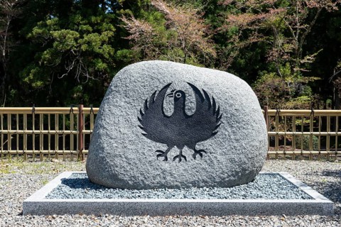 Stone with raven figure