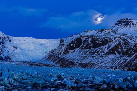 Full moon over Svinafellsjokull