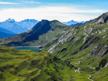 Ravensburger Hutte refuge with Spuller See lake